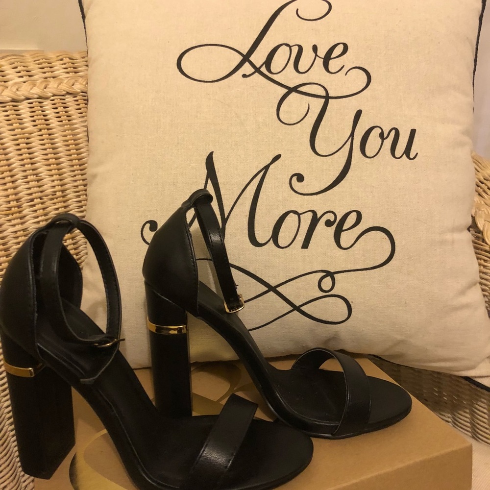 Block heeled strap pump size: 7